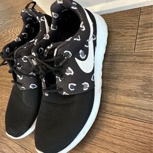 Nike roshe sneakers black with leopard print
